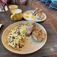 Photo taken at Snooze, an A.M. Eatery by Johann L. on 4/29/2022