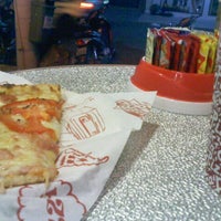 Foto tirada no(a) Pizza Bus por Risa C. em 12/6/2012