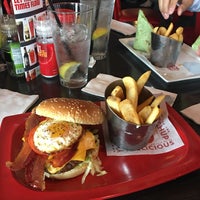 Photo taken at Red Robin Gourmet Burgers and Brews by Ken S. on 5/18/2017
