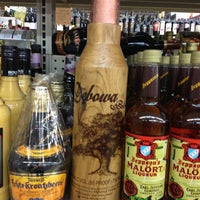 Foto tirada no(a) Kenwood Liquors por Valerie B. em 11/22/2012