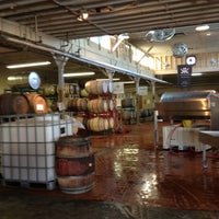 Foto scattata a Treasure Island Wines da Meredith R. il 10/13/2012