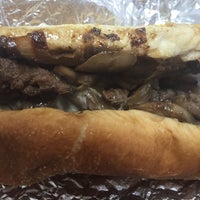 Foto tomada en Philly Ted&amp;#39;s Cheesesteaks &amp;amp; Subs  por Edwin C. el 7/1/2016