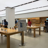 Photo taken at Apple Montgomery Mall by Shailesh G. on 10/16/2021