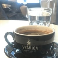 Foto tirada no(a) Fabrica Coffee Roasters por Minwoo K. em 10/13/2019
