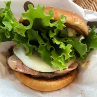 Photo taken at Freshness Burger by kotowo on 11/11/2018