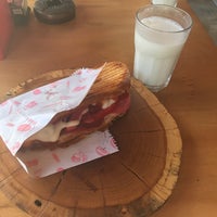 Foto tirada no(a) met tost por Selin U. em 8/20/2017