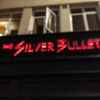 Foto tirada no(a) The Silver Bullet por Dini K. em 5/30/2013