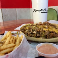 Foto scattata a ForeFathers Gourmet Cheesesteaks &amp;amp; Fries da Ann L. il 10/20/2016