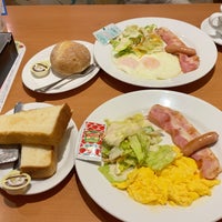 Photo taken at Denny&amp;#39;s by Masayukin G. on 2/7/2021