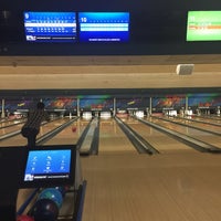 Foto tirada no(a) Winnetka Bowl por Ali A. em 11/2/2017