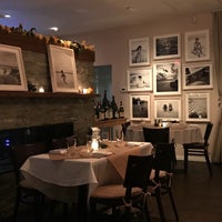 Das Foto wurde bei Highway Restaurant and Bar von ᴡ R. am 11/22/2017 aufgenommen