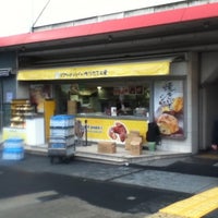 Photo taken at ビアードパパ (BEARD PAPA’S) 渋谷東急東横店 by Norikazu N. on 11/6/2012