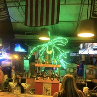 Foto scattata a Fudpuckers Beachside Bar &amp; Grill da Steve W. il 7/27/2019