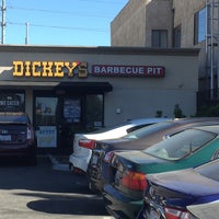 Photo prise au Dickey&amp;#39;s Barbecue Pit par Inferno G. le10/21/2017