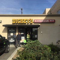 Das Foto wurde bei Dickey&amp;#39;s Barbecue Pit von Inferno G. am 3/17/2017 aufgenommen