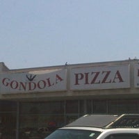 Foto scattata a Gondola Pizza da Monica A. il 8/4/2013
