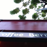 Das Foto wurde bei Coffee Berry @ RCA by L&amp;#39;arte von ギフト G. am 5/8/2013 aufgenommen