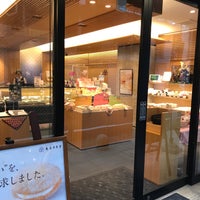 Photo taken at 亀屋万年堂  自由が丘総本店 by Ryoichi N. on 4/17/2018