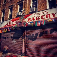Foto tirada no(a) Allan&amp;#39;s Bakery por Darius A. em 10/15/2013