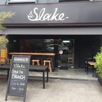 Foto tirada no(a) Slake Bar + Kitchen por Raymond K. em 10/1/2016