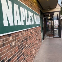 Foto tirada no(a) Naples Pizza por Terry C. em 4/15/2022