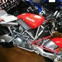 Das Foto wurde bei Red Rock Harley-Davidson von Gordon D. am 10/19/2012 aufgenommen