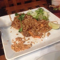 Das Foto wurde bei Thai Thai East Restaurant von Ariana am 3/11/2015 aufgenommen