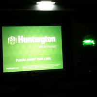 รูปภาพถ่ายที่ Huntington Bank โดย Tina C. เมื่อ 12/6/2012
