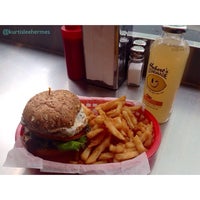 Foto tirada no(a) Pearl&amp;#39;s Deluxe Burgers por Kurtis Lee H. em 2/2/2014