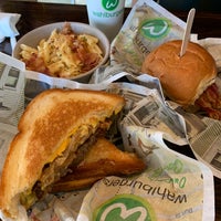 รูปภาพถ่ายที่ Wahlburgers โดย Lesa M. เมื่อ 10/19/2019