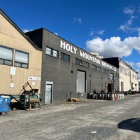 Foto tomada en Holy Mountain Brewing Company  por Lesa M. el 3/26/2023