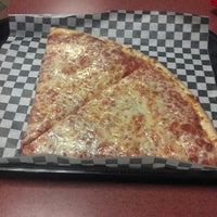 Das Foto wurde bei Above the Crust Pizza von Ashley E. am 9/14/2012 aufgenommen