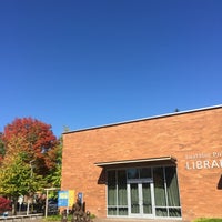 รูปภาพถ่ายที่ Tualatin Public Library โดย Julie C. เมื่อ 9/28/2018