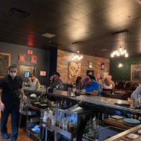 Photo prise au RusTeak Restaurant And Wine Bar par Tanya L. le12/12/2020