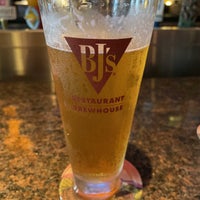 Photo taken at BJ&amp;#39;s Restaurant &amp;amp; Brewhouse by Kenny H. on 11/13/2022