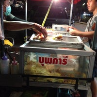 Photo taken at ไส้กรอกลุงหน้าเซเว่นrnpที่อร่อยที่สุดในลาดกระบัง by Aummiieez LFC🎀 on 11/7/2016