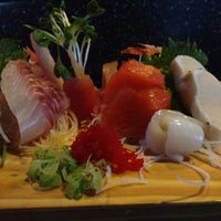 รูปภาพถ่ายที่ J Sushi โดย Jana A. เมื่อ 4/14/2013