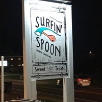 Foto tirada no(a) Surfin&amp;#39; Spoon Frozen Yogurt Bar por Joshua B. em 6/18/2021