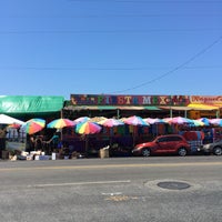 รูปภาพถ่ายที่ Piñata District - Los Angeles โดย Kristelle เมื่อ 5/28/2017
