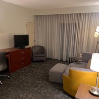 Foto diambil di Courtyard by Marriott Boston Norwood/Canton oleh Keith C. pada 4/14/2022