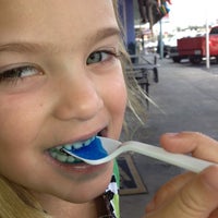 9/27/2012 tarihinde John B.ziyaretçi tarafından Rainbow Sno-Cones'de çekilen fotoğraf