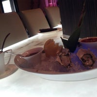 Foto tirada no(a) Takayama Sushi Lounge por Irene N. em 10/23/2012