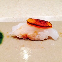 Foto tirada no(a) Sushi Zen por Tomoko O. em 5/5/2015