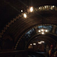 2/22/2015 tarihinde Colleen K.ziyaretçi tarafından IRT Subway - City Hall (Abandoned)'de çekilen fotoğraf