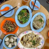 Photo taken at Restoran Lou Wong Tauge Ayam KueTiau (老黄芽菜鸡沙河粉) by ♚Xiang Mei♚ on 9/6/2023