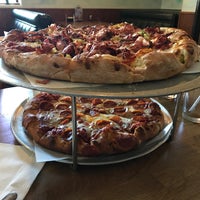 6/23/2017 tarihinde Tina-Marie L.ziyaretçi tarafından Downey Pizza Company'de çekilen fotoğraf