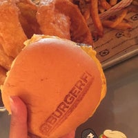 รูปภาพถ่ายที่ BurgerFi โดย Closed เมื่อ 4/23/2017