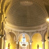 Foto diambil di Iglesia Matriz Virgen Milagrosa oleh Kath T. pada 10/17/2016