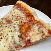 Foto scattata a Famous Ben&amp;#39;s Pizza of SoHo da Jim S. il 11/4/2021