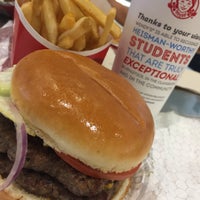 Photo taken at Wendy’s by Roberto H. on 10/1/2017